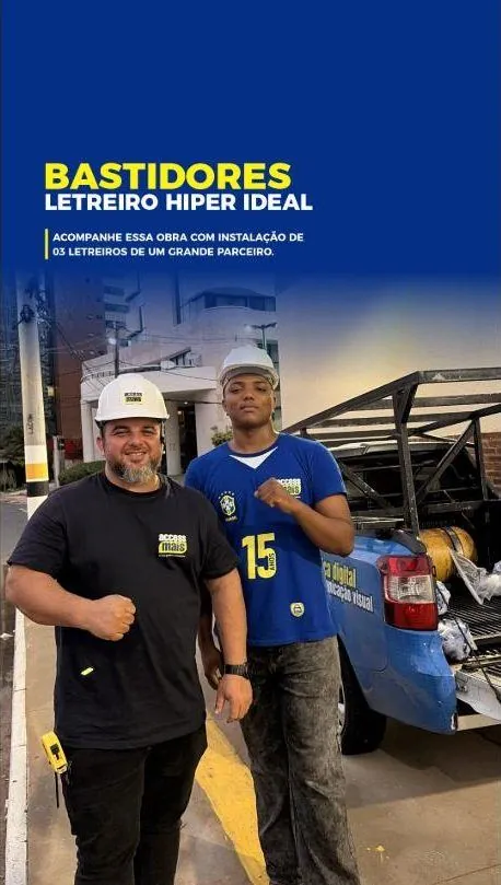 Equipe da Access Mais instalando letreiros